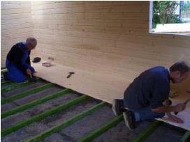 Blockhaus bauen - Fußboden verlegen